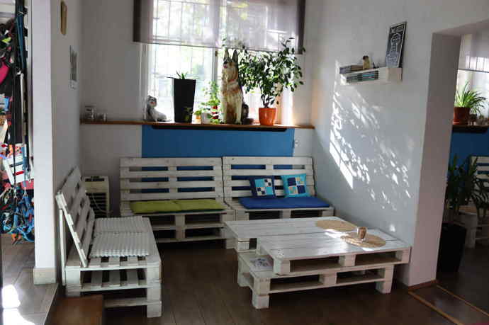 Nechybí ani velká socha pejska. Místa je zde k sezení opravdu hodně. 