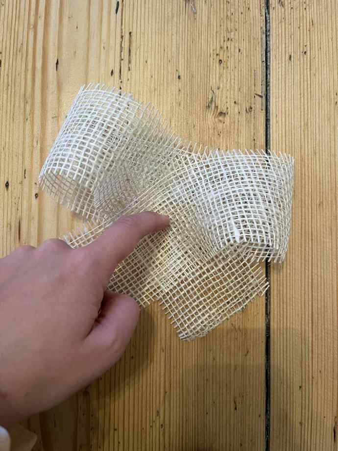 Vytvořit mašli z jutové stuhy se nejprve zdálo jako nadlidský úkol, ale s pomocí umělé inteligence se nakonec zadařilo. 