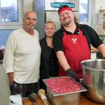 Zdeněk Pohlreich s provozovateli restaurace U Třech kytar, Michalem a Zuzanou. 