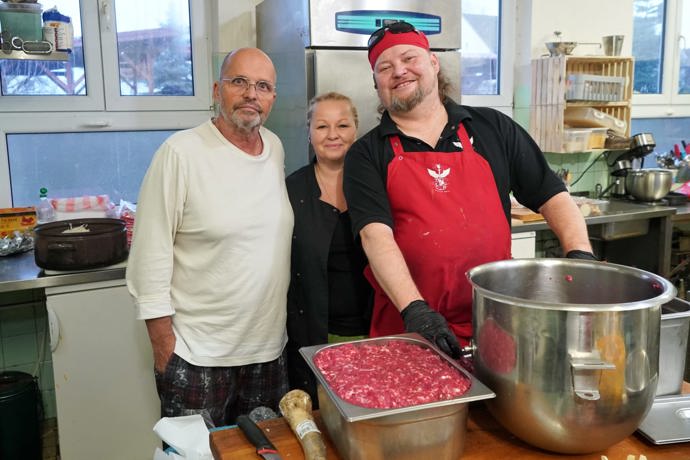 Zdeněk Pohlreich s provozovateli restaurace U Třech kytar, Michalem a Zuzanou. 