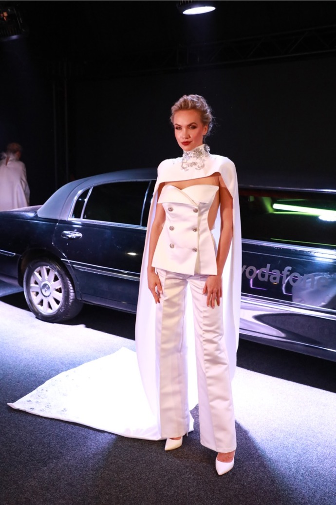 Překrásný model od Osmanyho Laffity na honosné přehlídce, kde se objevila i luxusní limuzína značky Vodafone. 