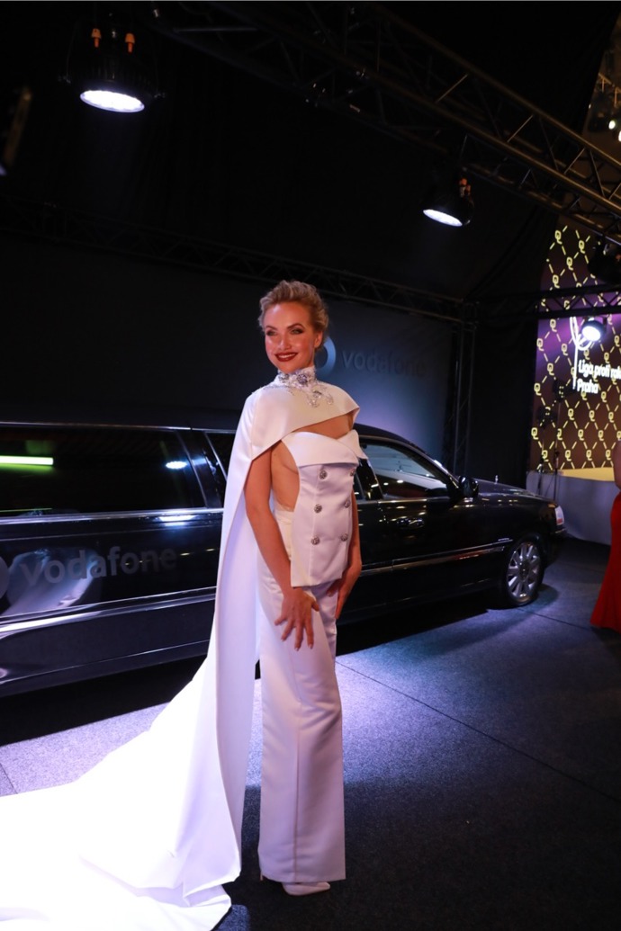 Překrásný model od Osmanyho Laffity na honosné přehlídce, kde se objevila i luxusní limuzína značky Vodafone. 