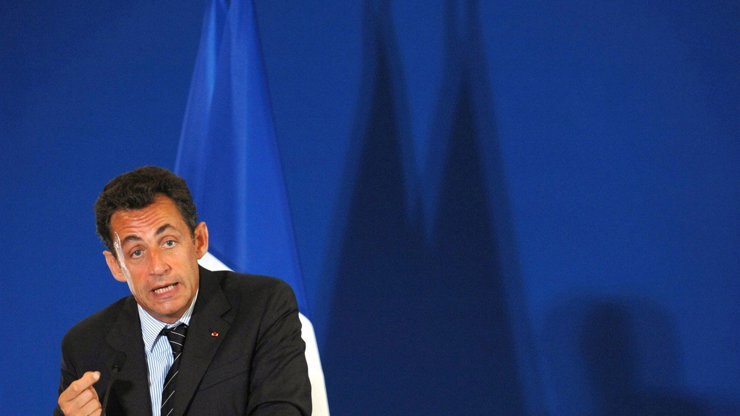 Francouzský exprezident Sarkozy nastoupil do vězení. Odsouzení na něj pokřikovali a vítali ho 