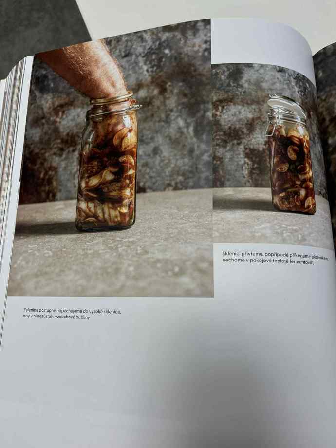 Zeleninu napěchujeme do vysoké sklenice, aby v ní nezůstaly vzduchové bubliny, přikryjeme plátýnkem a necháme při pokojové teplotě fermentovat. 
