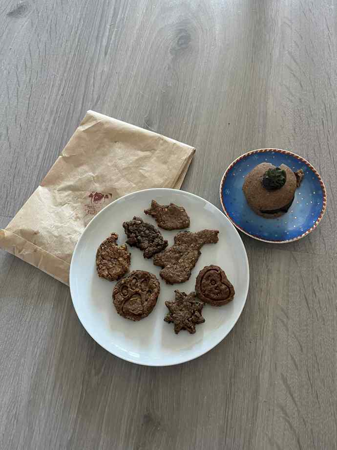 Čendovi jsem několik sušenek nabrala do pytlíku s sebou domů. 