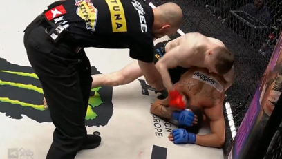 FOTO: Leo Brichta ukončil zápas údery do zátylku.