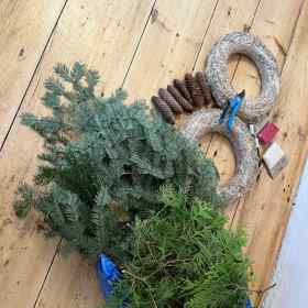 Takhle vypadal můj veškerý materiál na tvoření. A všechno pochází z naší zahrady - pokud pominu korpusy věnců, drátek a jutový materiál na mašle. 