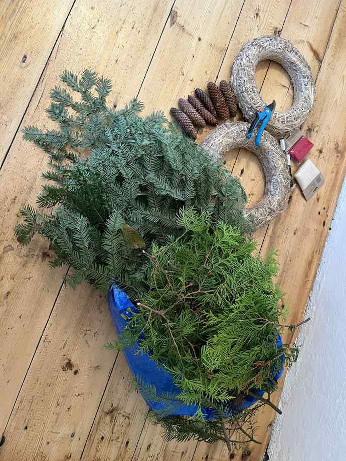 Takhle vypadal můj veškerý materiál na tvoření. A všechno pochází z naší zahrady - pokud pominu korpusy věnců, drátek a jutový materiál na mašle. 