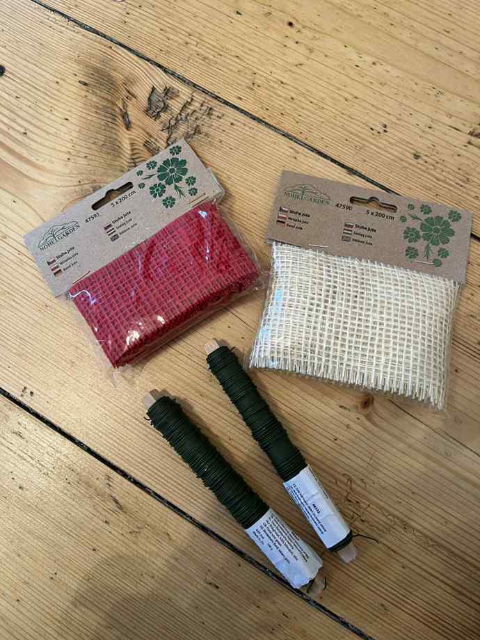 Jutové mašle a zelené drátky se ukázaly jako skvělá kombinace. Nakonec jsem nepotřebovala ani tavnou pistoli. 