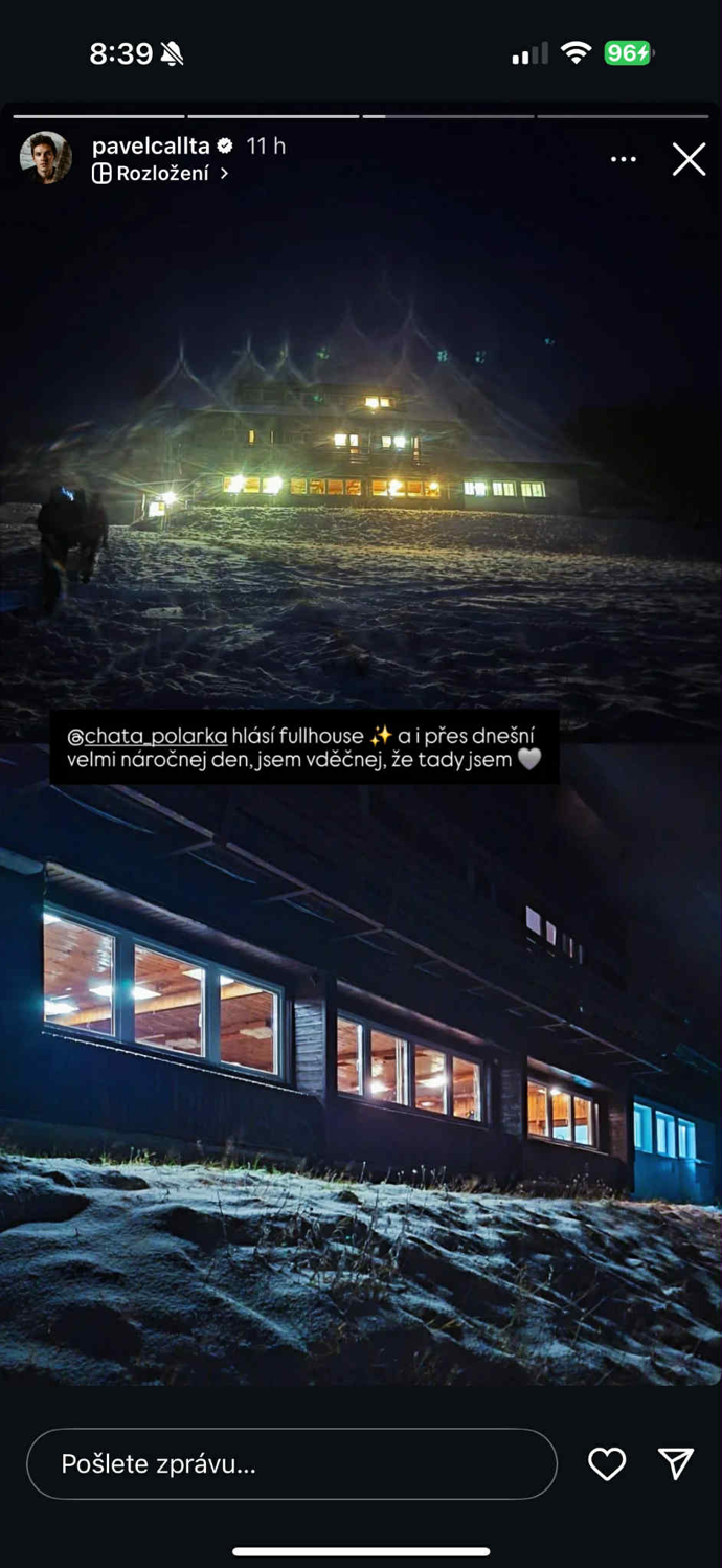 Zpěváka musela z pole vyprostit až rolba.
