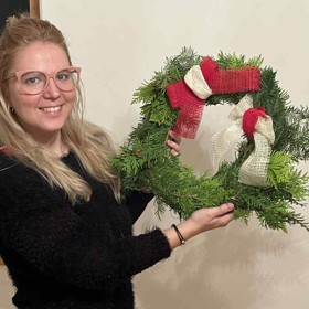 Takhle vypadá dušičkový věnec, se kterým jsem jako jeho autorka spokojená. Je na každém, jak kreativně ho nakonec pojme. 