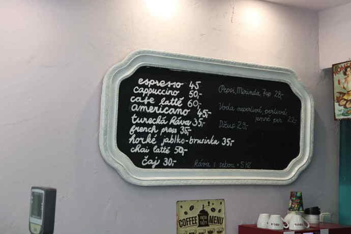 Ceny za kávu jsou lidové na to, že se nacházíme prakticky na hranici Vinohrad. 