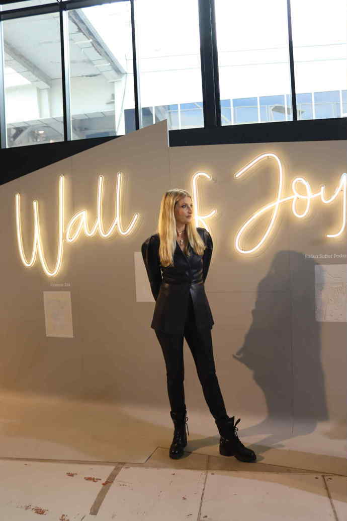 Slavnostně pokřtila Wall Of Joy, na kterou lidé mohou pomocí linoritu vyrývat věci, které jim dělají radost. 