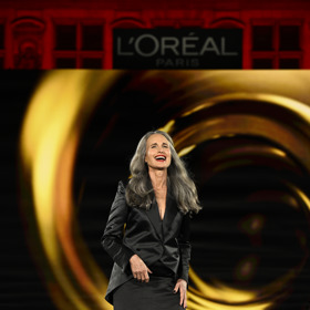 Andie MacDowell už nějaký čas dopřává volný průběh šedinám. A je úchvatná!