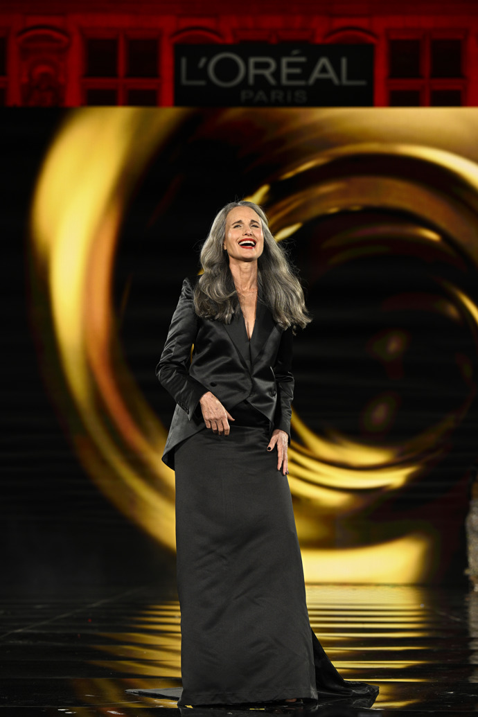 Andie MacDowell už nějaký čas dopřává volný průběh šedinám. A je úchvatná!