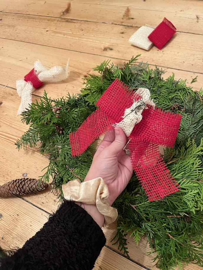 Takhle vypadá mašlička zezadu, drátky všechno hezky jistí. 