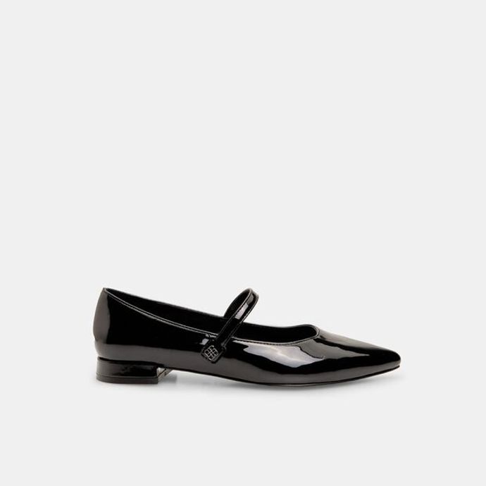 Eva Holubová svůj hravý look doplnila trendy lakovanými balerínkami. Tento černý model má v nabídce značka Baťa za 1199 Kč.