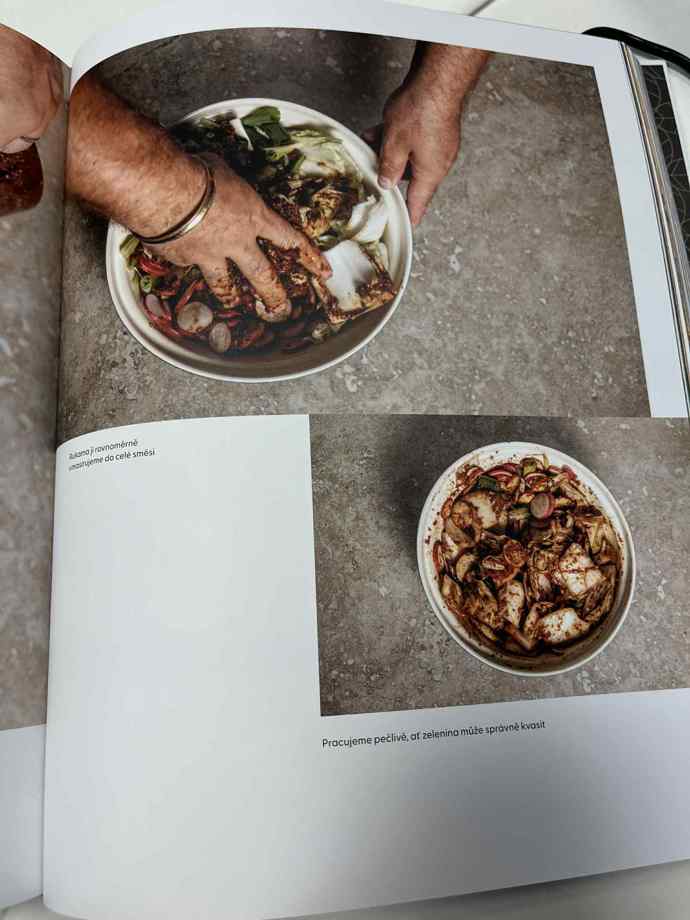 Pastu vetřeme do celé směsi. 