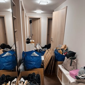 Rodina ještě nestihla pořádně vybalit.