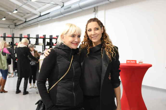 Nakupujícím zazpívala jednu svojíipíseň zpěvačka Olga Lounová. 