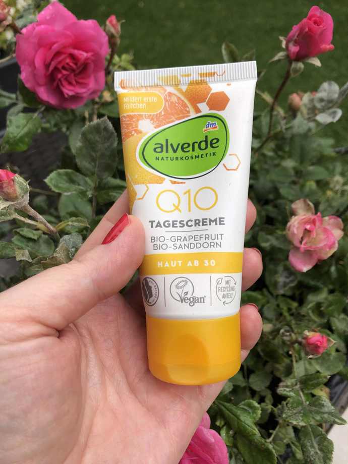 Pleť editorky Kláry potřebuje lehčí krém a Q10 denní pleťový krém bio grapefruit & bio rakytník od značky Alverde ji získal nejen díky svému složení, ale i svěží citrusové vůni a praktickému balení. Produkt vás vyjde na sympatických 89,90 Kč.