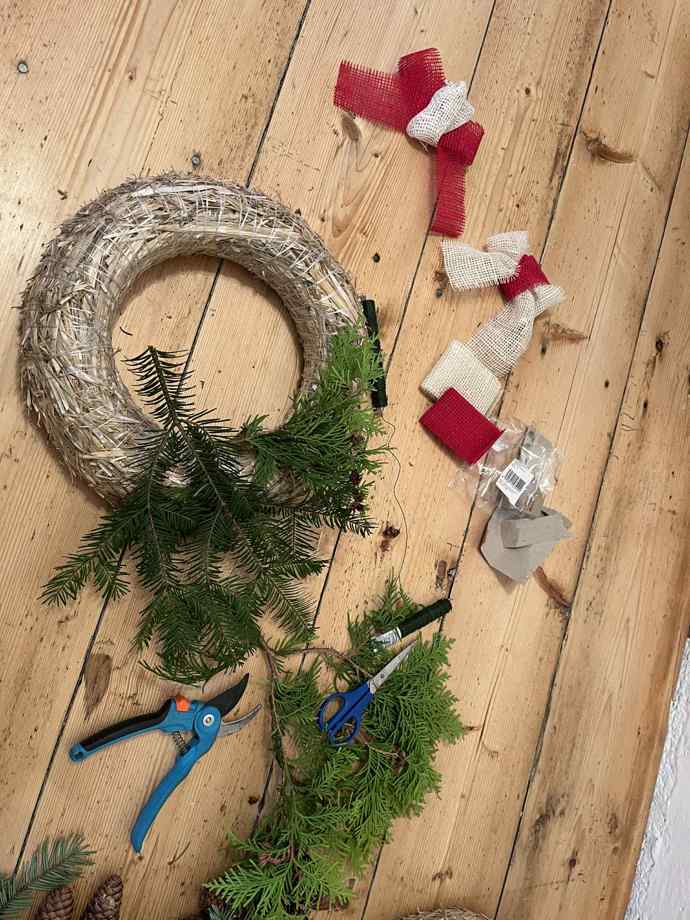 Slaměný korpus jsem začala na střídačku osazovat tújemi a jehličnany. 