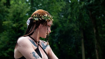 FOTO: Přítelkyně Artura vystupuje jako mořská panna Morana.