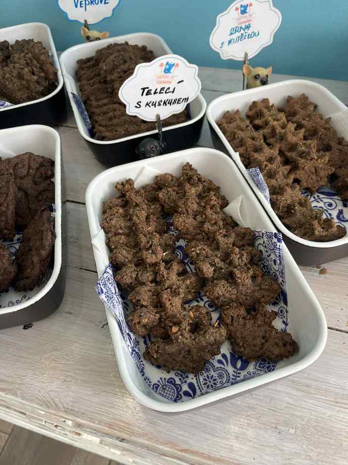 Tyto sušenky jsou například z telecího masa s kuskusem. 