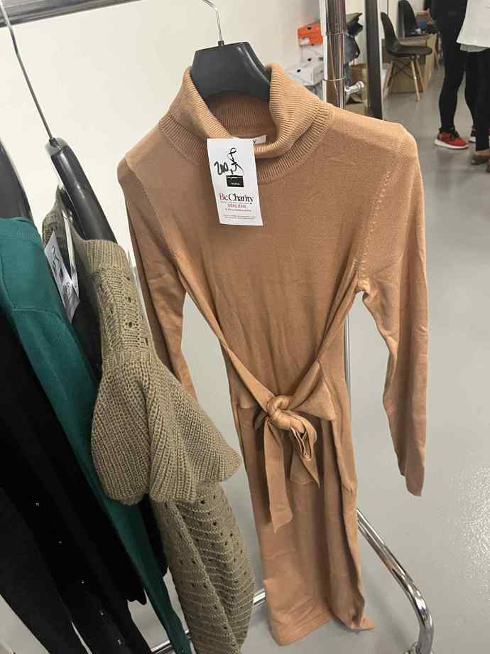 Takto šaty vypadaly na štendru.
