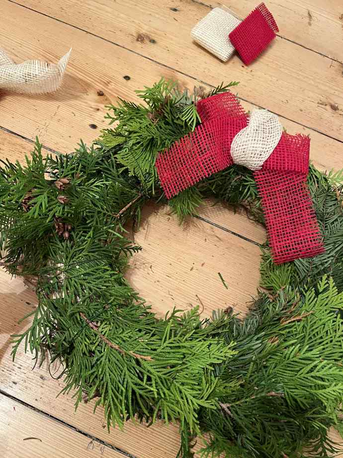 Mašle může být na věnci jedna, já tam nakonec drátkem připevnila i tu druhou.