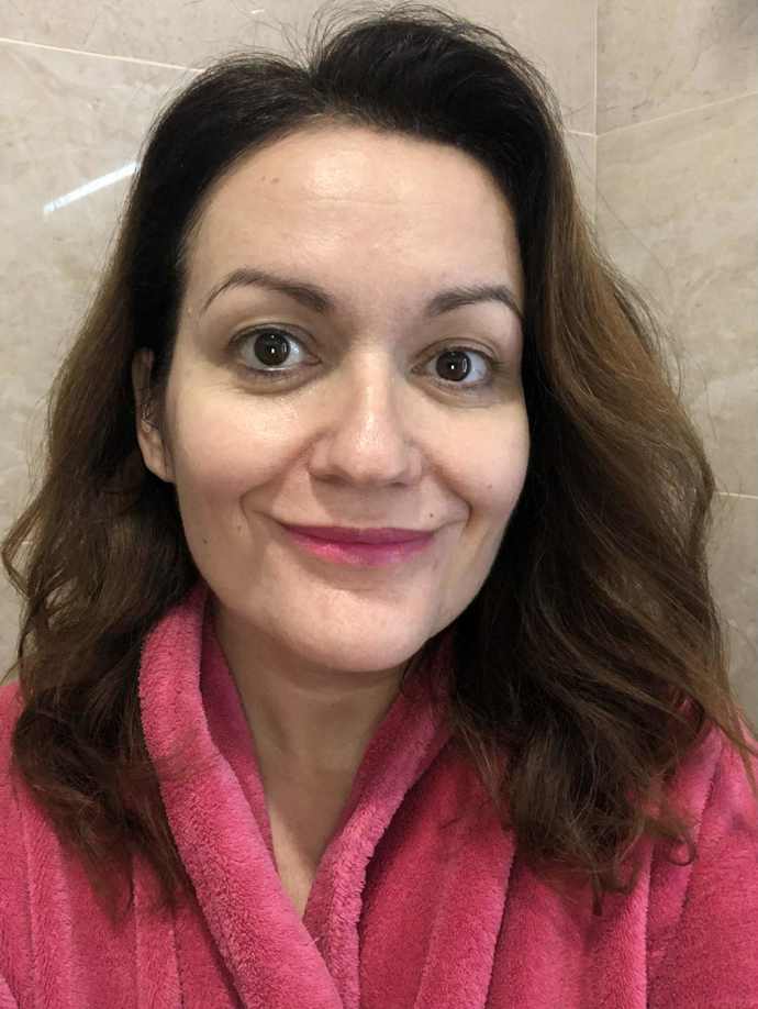 ...i po ní. Stříbrná maska slibovala rozjasnění a vyhlazení pleti a editorka Klára s efektem spokojená.