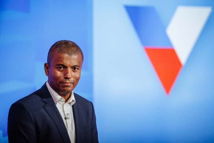 Rey Koranteng moderoval předvolební debatu.
