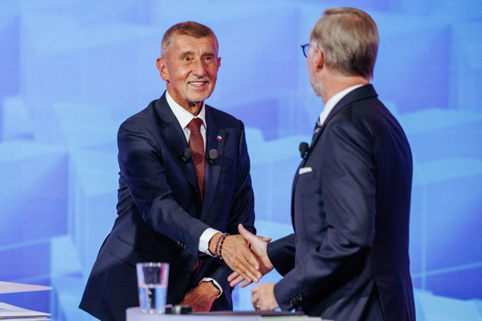 Andrej Babiš podává ruku Petru Fialovi.