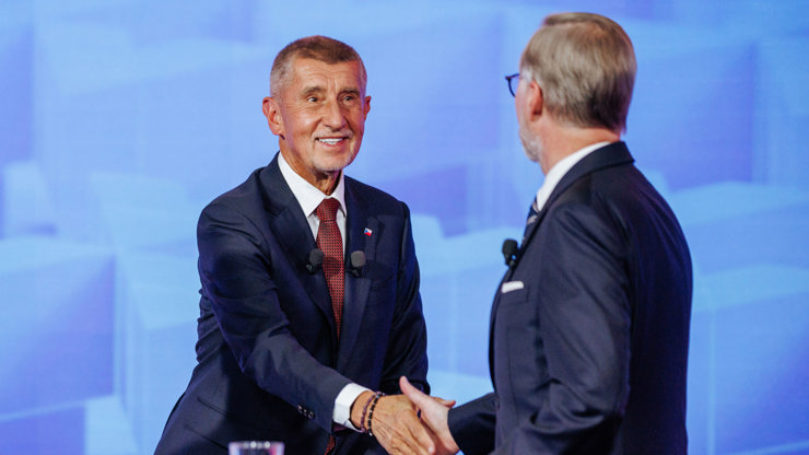 Andrej Babiš podává ruku Petru Fialovi.