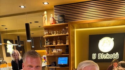FOTO: Filip Turek šel po volbách na pivo s Václavem Klausem.