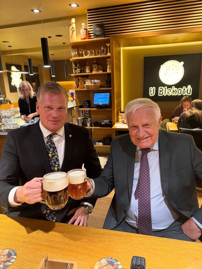 Filip Turek šel po volbách na pivo s Václavem Klausem.