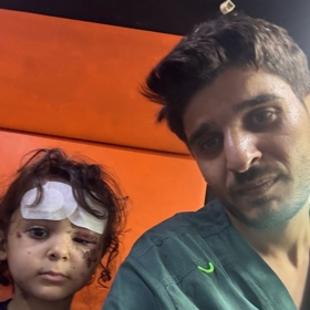Ahmed Sejam vytáhl svou dceru zpod sutin. V nemocnici o ni posléze pečoval sám. 
