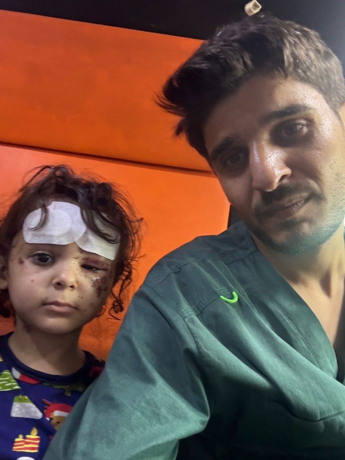Ahmed Sejam vytáhl svou dceru zpod sutin. V nemocnici o ni posléze pečoval sám. 