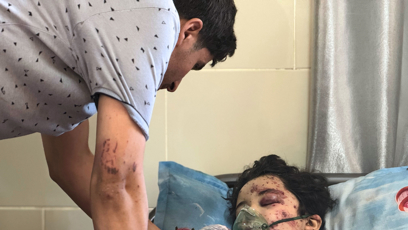 FOTO: Chirurg lékařů bez hranic Ahmed Sejam se svým zraněným synem Karimem.
