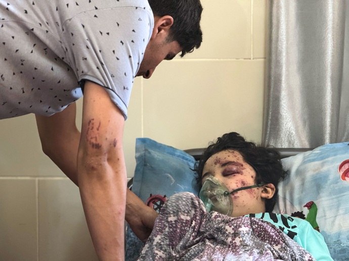 Chirurg lékařů bez hranic Ahmed Sejam se svým zraněným synem Karimem. 