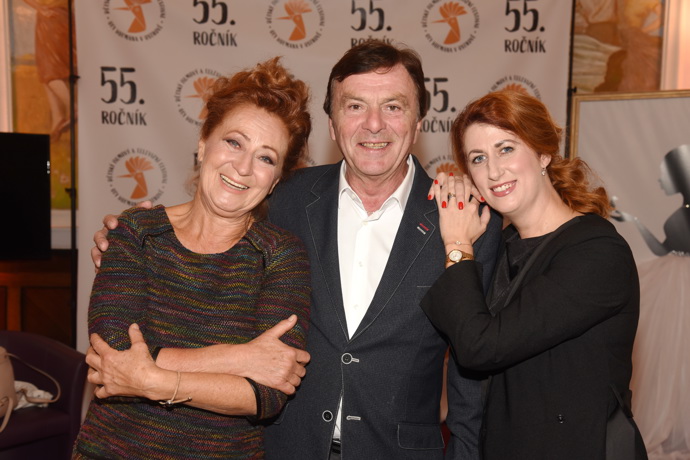 Jeho první ženou byla herečka Simona Stašová.