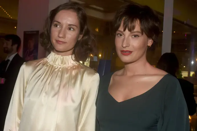 Eliška Křenková a Anna Fialová na premiéře seriálu Iveta.