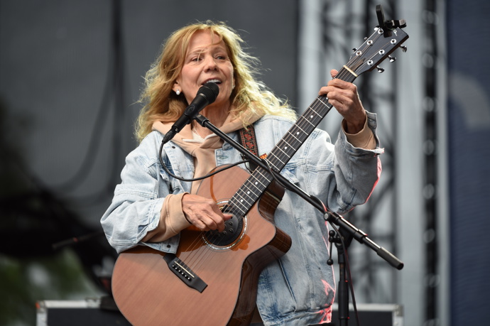 Lenka Filipová spadla ze schodů.