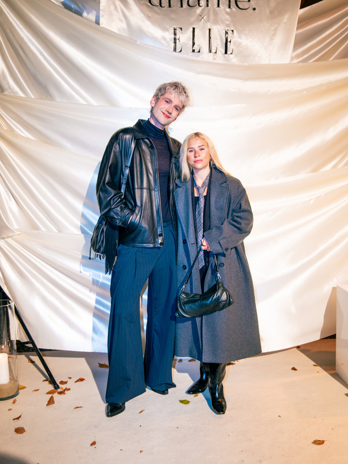 Mariana oblékla šedý kabát, který vyšperkovala černou koženou kabelkou a černými kozačkami. 