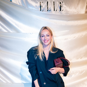 Černou barvu rozsvítila kabelkou ve vínové barvě podzimu. 