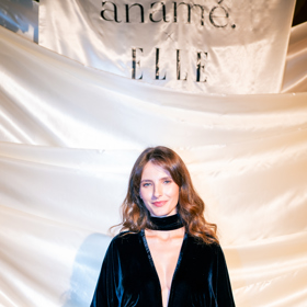 Sara Sandeva stejně jako ostatní vsadila na temnou černou barvu. 