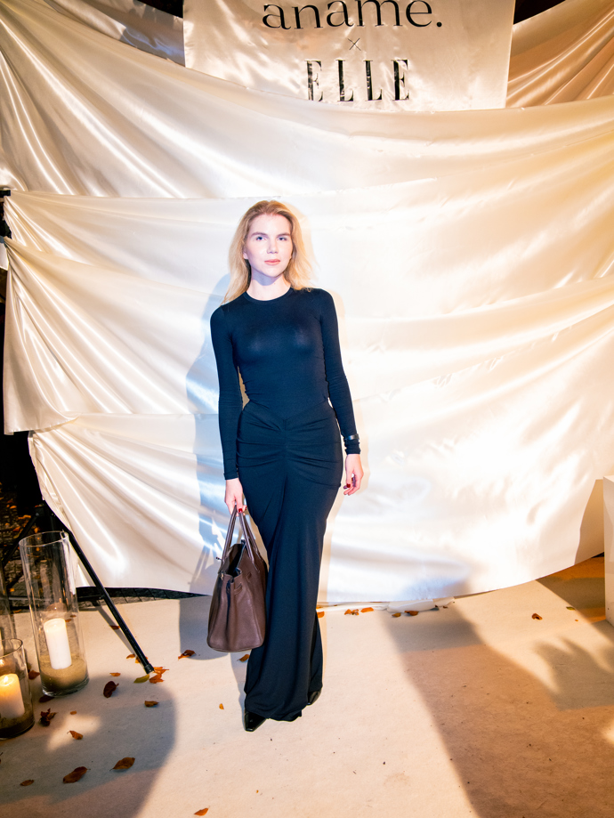 Veronika Tázlerová vsadila na jednoduché černé šaty s dlouhým rukávem - a byla to trefa do černého. 