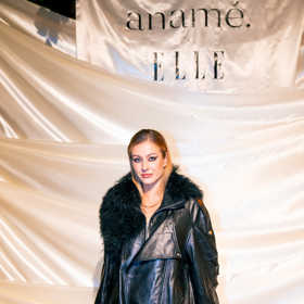 Natálie Kotková se nebála obléknout černou koženou bundu s kožíškem přes průhledné černé šaty. 