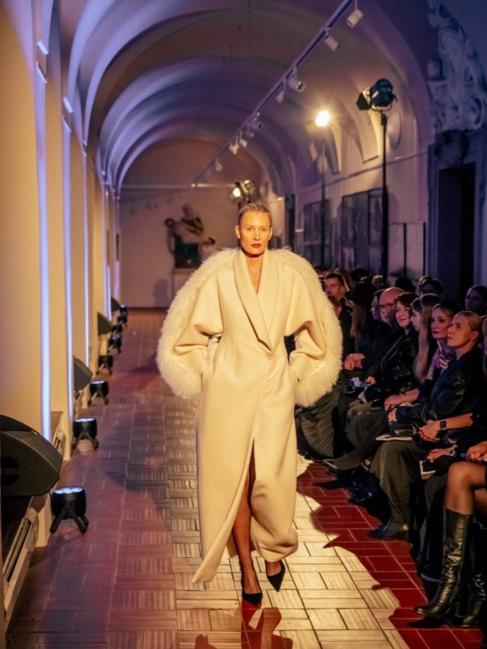 Kolekce Silent Journey značky Anamé dbá na základní barvy a jednoduché střihy. 