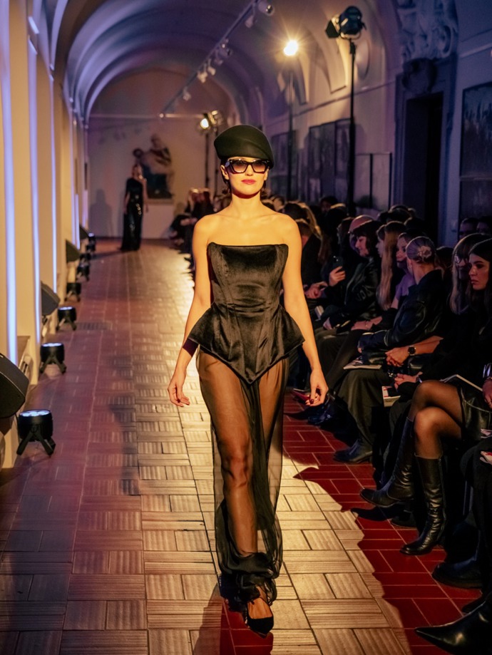 Kolekce Silent Journey značky Anamé na scénu vrací korzety a průhledné sukně. 